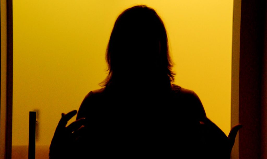 Mulher pula de carro em movimento após ser assediada por motorista de aplicativo enquanto ia para o trabalho: ‘Me joguei’