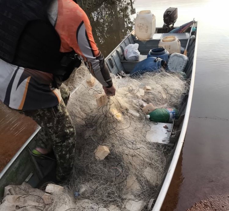 Dois homens são presos após polícia encontrar freezers com 1,7 tonelada de pescados