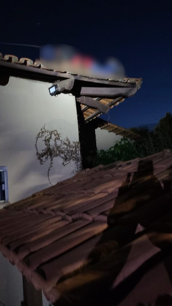 Homem tenta invadir casa de bispo e morre após levar choque no telhado