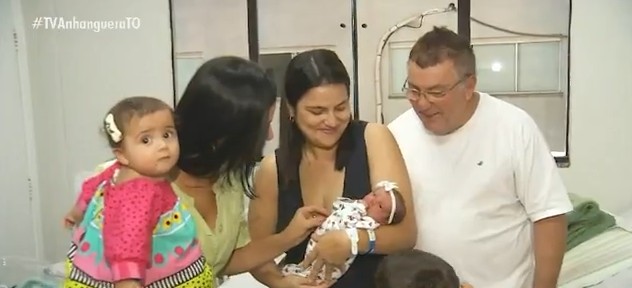 Pai tem primeira filha aos 64 anos após mulher descobrir gravidez na hora do parto durante viagem: ‘Muito emocionado’