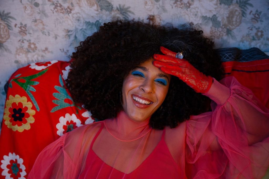 Josyara propaga palavras e ritmos ao redor do sol que ilumina ‘Avia’, álbum autoral de sonoridade e poética quentes