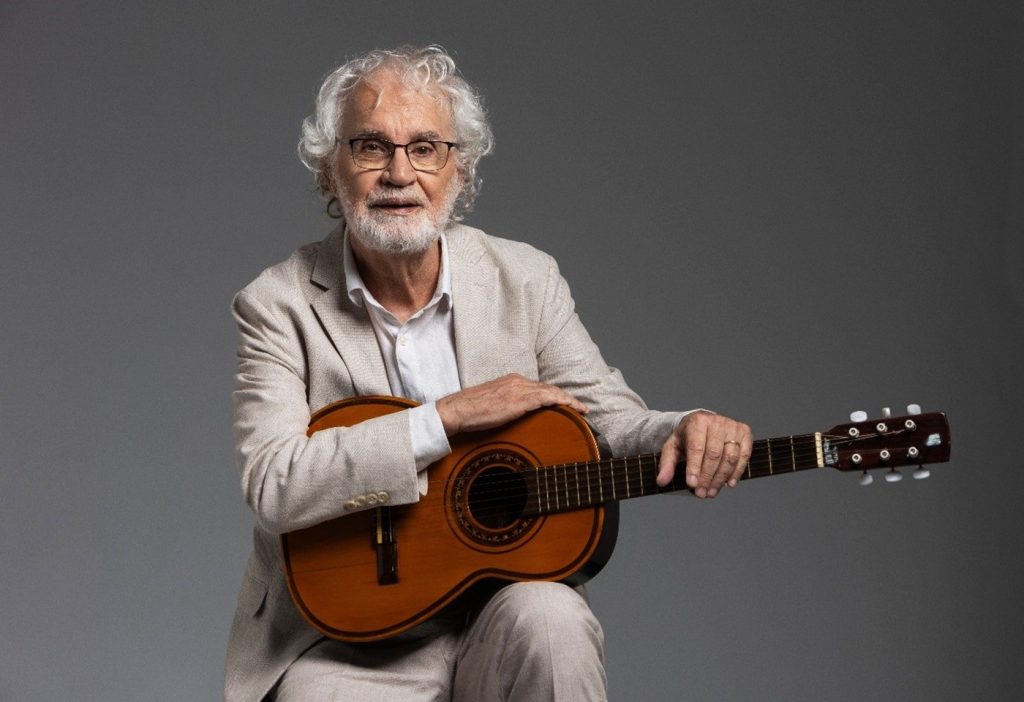 Produtivo, Renato Teixeira chega aos 80 anos como o mais refinado artesão do cancioneiro folk do Brasil rural