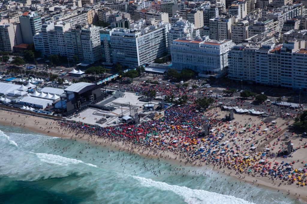 Show de Lady Gaga: fãs já lotam areia, e Copacabana é fechada para carros; SIGA
