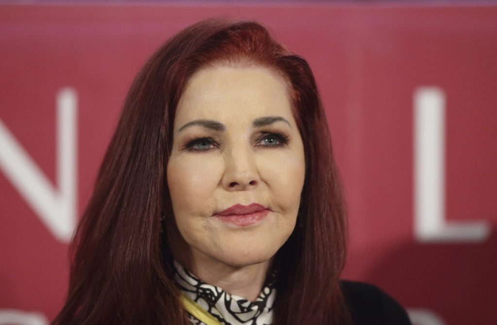 Priscilla Presley é acusada de acelerar morte da filha