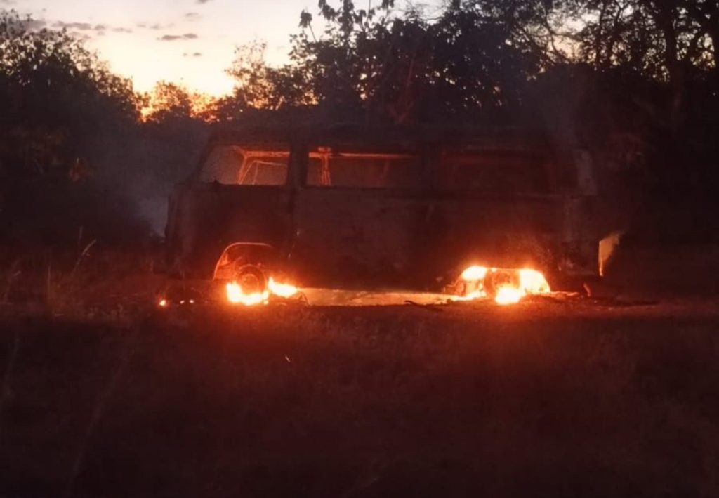 VÍDEO: Kombi escolar pega fogo enquanto transportava alunos da zona rural