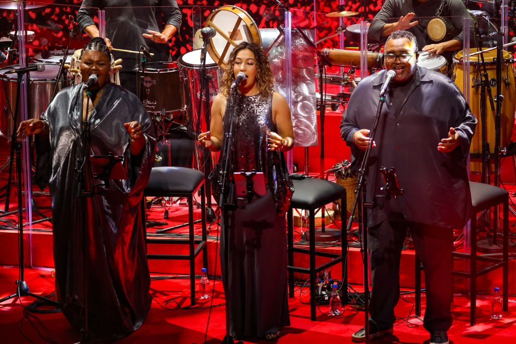 Conheça o fantástico trio de vocalistas do show em que a cantora Maria Bethânia celebra 60 anos de carreira