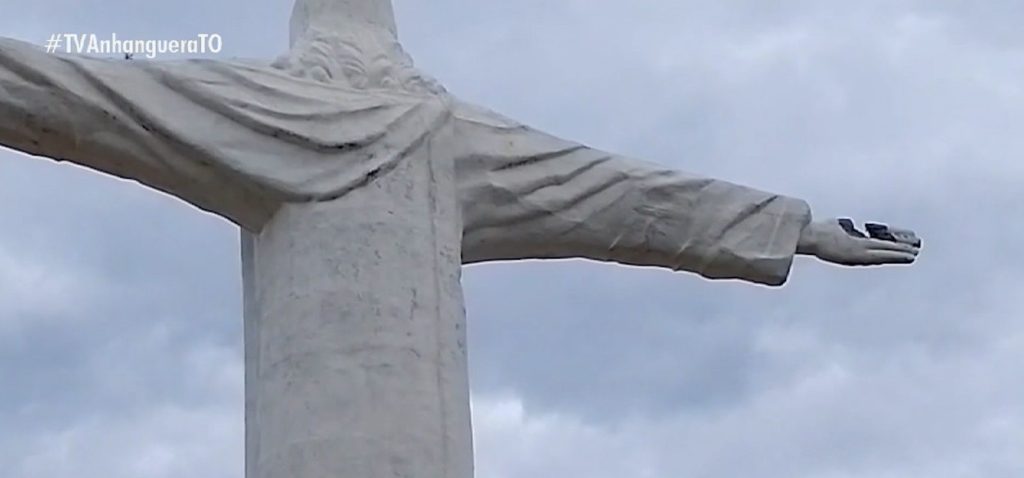 Raio mata urubu ao atingir mão do Cristo Redentor no Tocantins; VÍDEO