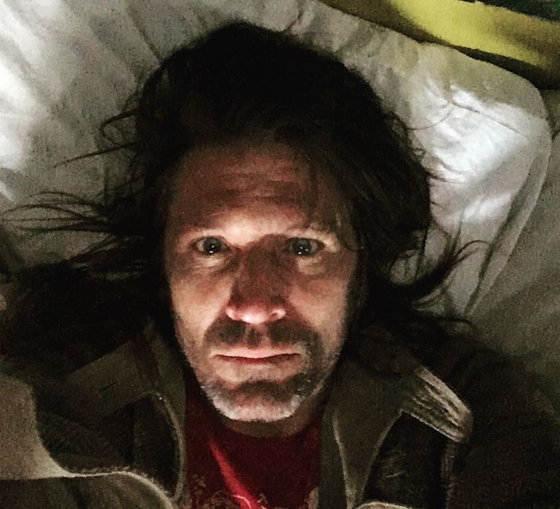 Evan Dando é internado após enviar vídeos íntimos a fã e esposa se pronuncia: ‘Não defendo’