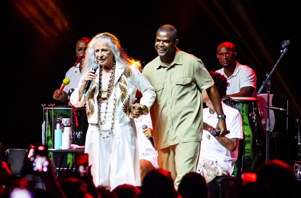 Maria Bethânia reina majestosa na roda do samba de Pretinho da Serrinha, ‘movimento que representa o Brasil real’