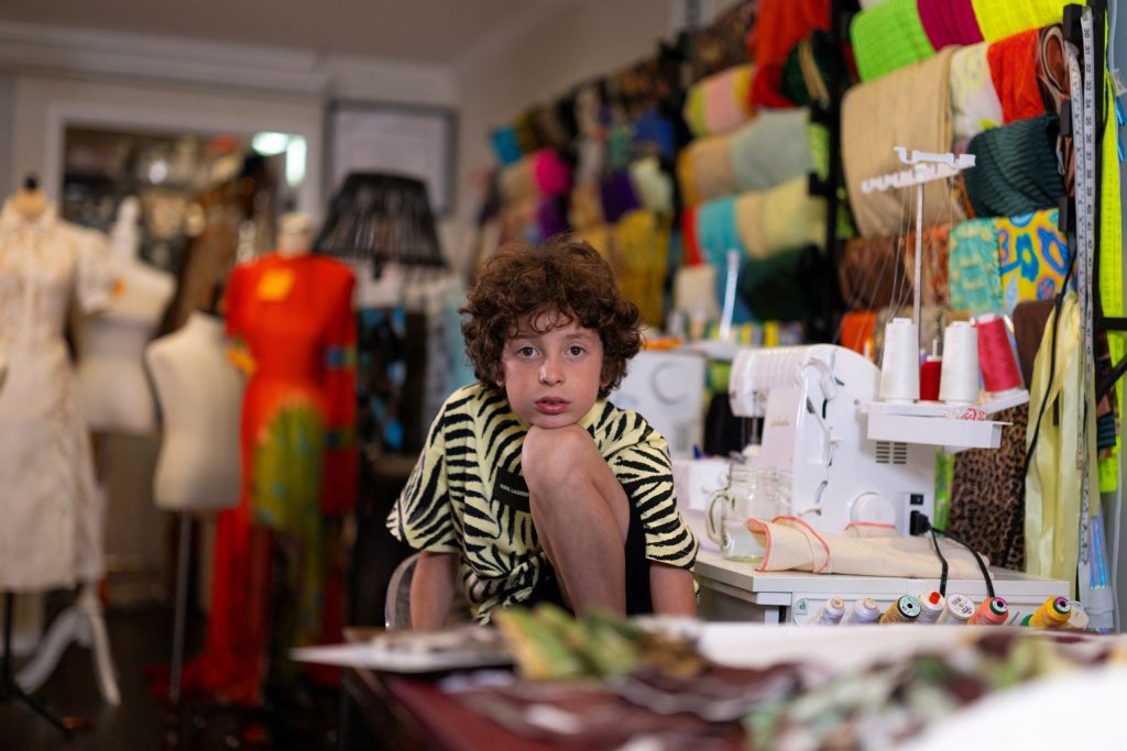 Aos 10 anos, estilista de passarela mais jovem do mundo divide o tempo entre escola e passarelas