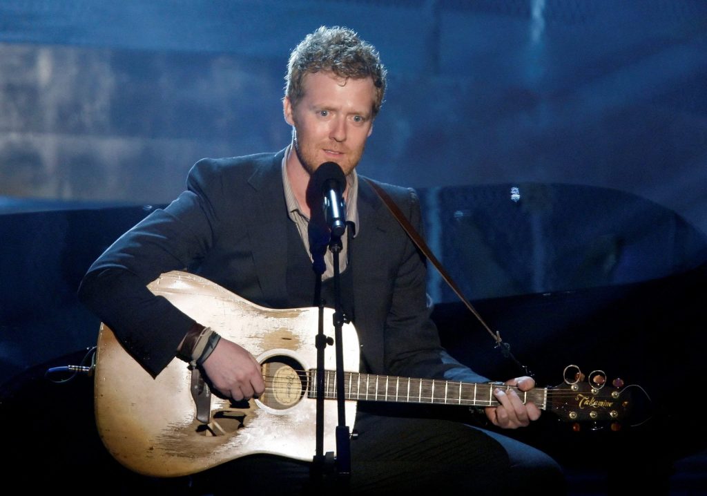 Fã filmou Glen Hansard cantando em bar pouco antes de o músico morrer em acidente de moto