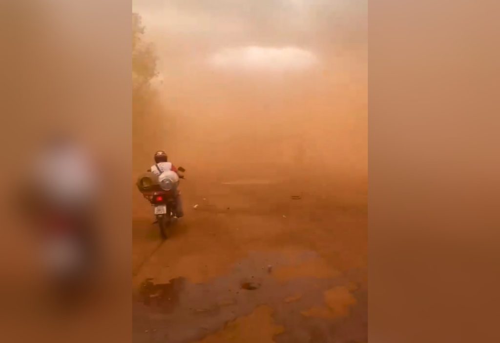 Vento forte e nuvem de poeira gigante são registrados no interior do TO; VÍDEO