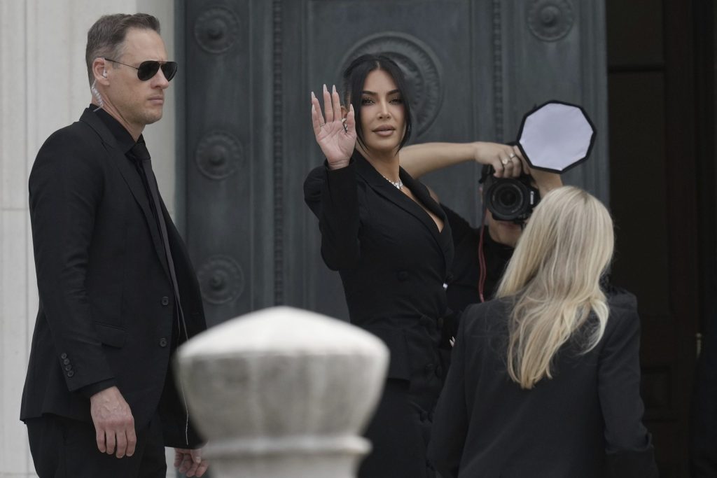 Kim Kardashian recebe indenização simbólica de 1 euro por roubo de joias em Paris