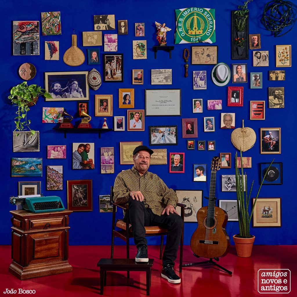João Bosco completa a ‘parede da memória’ na capa do álbum ‘Amigos novos e antigos’ – veja a imagem